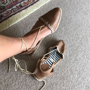 Adorable closed toe sandals with string to adjust!